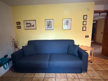 Divano letto matrimoniale blu in stoffa