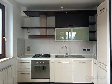 Cucina con elettrodomestici 