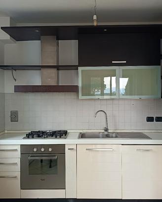 Cucina con elettrodomestici 