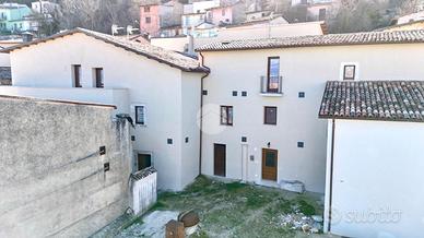 2 LOCALI A L'AQUILA