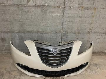 Lancia y Paraurti anteriore + griglia cromata