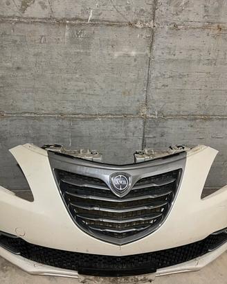 Lancia y Paraurti anteriore + griglia cromata