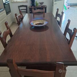  tavolo di legno con sedie
