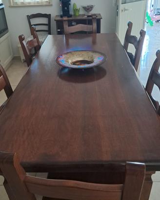  tavolo di legno con sedie