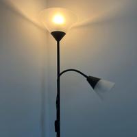 Lampada da terra moderna con doppia luce