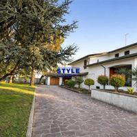 VILLA BIFAMILIARE DI PREGIO CON AMPI SPAZI ABITATI