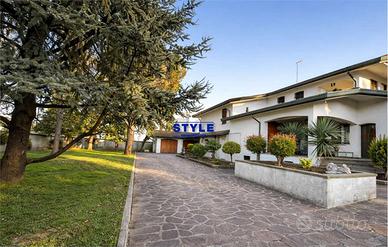 VILLA BIFAMILIARE DI PREGIO CON AMPI SPAZI ABITATI