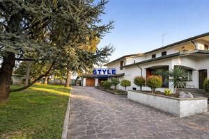 VILLA BIFAMILIARE DI PREGIO CON AMPI SPAZI ABITATI