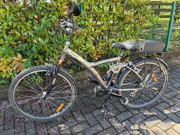 Bici a pedalata assistita bi ammortizzata