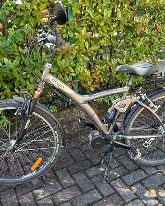 Bici a pedalata assistita bi ammortizzata