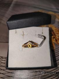Anello dorato con pietra gialla