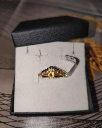 Anello dorato con pietra gialla