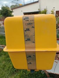 Serbatoi da 300 litri più pompa più contenitori