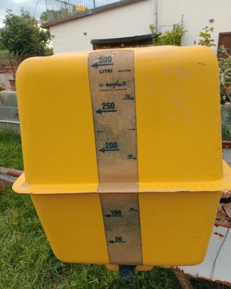Serbatoi da 300 litri più pompa più contenitori