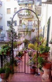 Porta divisorio in ferro forgiato a mano