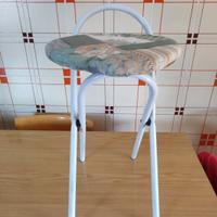Sgabello bianco metallo e legno pieghevole 