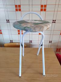 Sgabello bianco metallo e legno pieghevole 