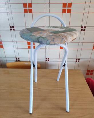 Sgabello bianco metallo e legno pieghevole 