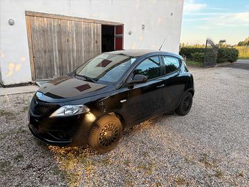 Lancia Ypsilon 1.2 69 CV Black and Noir