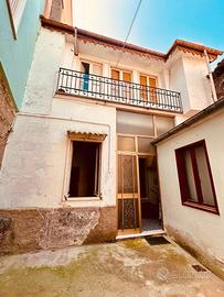 Aritzo Casa singola con cortile
