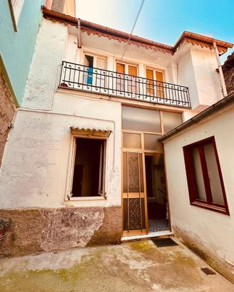 Aritzo Casa singola con cortile