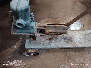 Pompa manuale d'epoca