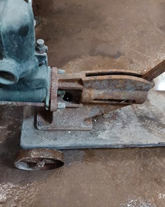 Pompa manuale d'epoca