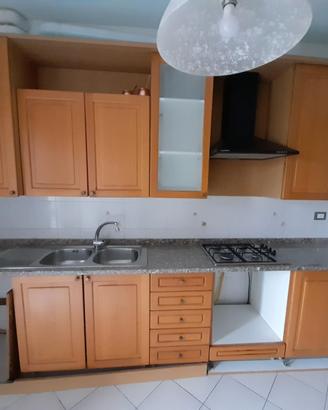 cameretta, cucina, letto con cassettiera e bagno.