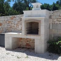 Villetta in pietra nella campagna pugliese