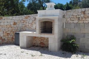 Villetta in pietra nella campagna pugliese