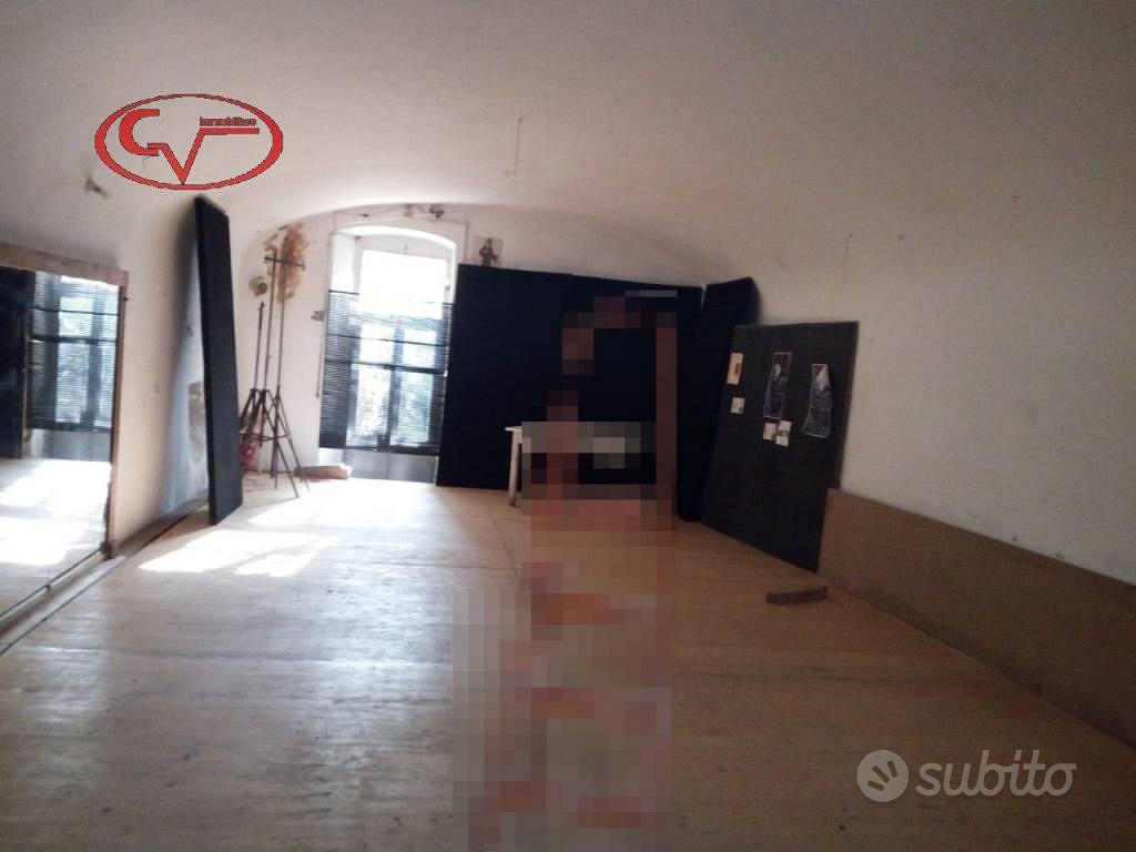 Rustico / Casale di 450 m² con più di 5 locali a L - Altro