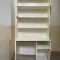 Scrivania con libreria