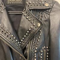 Giacca in pelle nera con borchie