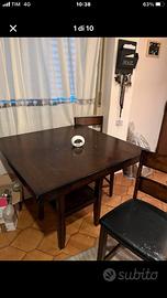 Tavolo alto piu 4 sedie tipo sgabelli