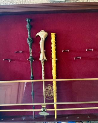 Harry Potter Espositore Hogwarts + 3 Bacchette