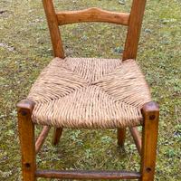 Sedia antica in legno e paglia