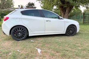 Alfa Romeo Giulietta quadrifoglio verde benzina