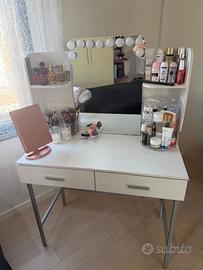 Toeletta/Specchiera trucco con specchio.