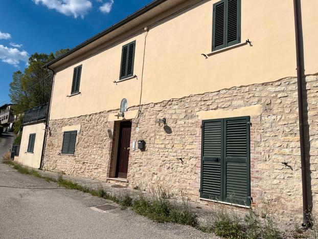 Casa su due piani con spazio esterno e giardino