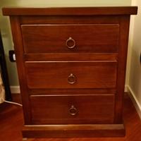 Comó in noce e oppia di comodini in noce