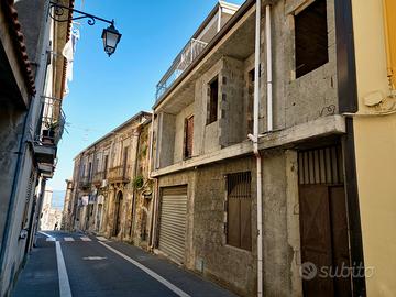 Intero Palazzotto Indipendente allo Stato Rustico