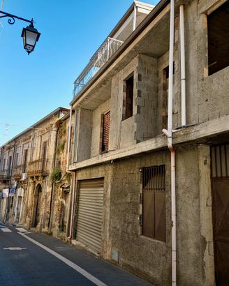 Intero Palazzotto Indipendente allo Stato Rustico