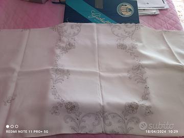 tovaglia lino ricamata