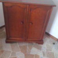 Mobiletto in noce a due ante