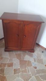 Mobiletto in noce a due ante