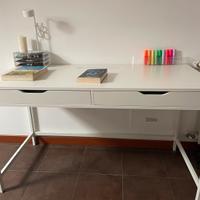 Scrivania con cassetti + sedia girevole IKEA
