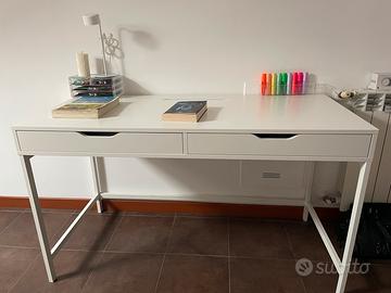 Scrivania con cassetti + sedia girevole IKEA