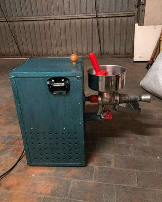 Attrezzatura per salsa passapomodori elettrico