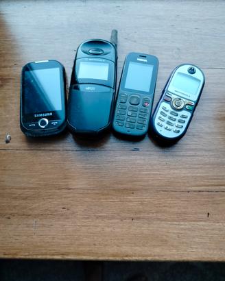 4 cellulari non funzionanti, da usare per ricambi 