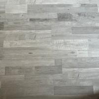Pavimento laminato effetto legno.